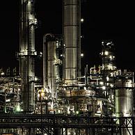 Olieraffinaderij uit de petrochemie in de Antwerpse haven bij nacht, België
